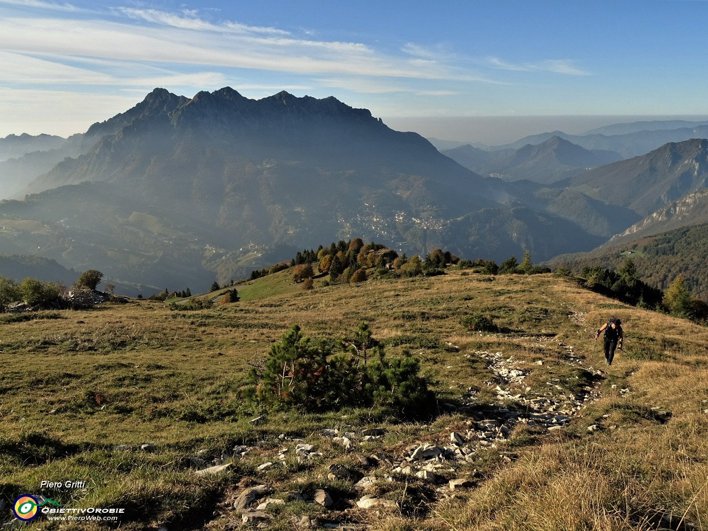 10 Salendo dal parcheggio d'Alpe Arera (1600 m) al Rif. Capanna 2000 (1975 m) con splendida vista in Alben.JPG